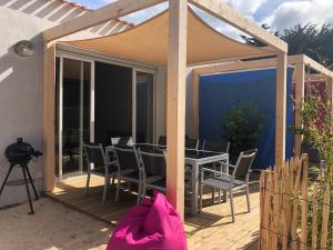 Le Grand VieilにあるLes Gîtes de la Clereのパーゴラ(テーブル、椅子付) +11枚の写真