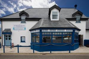 duży biały budynek z niebieskim przycinaniem w obiekcie The Wooden House - Room Only Accomodation w mieście Kilmore Quay