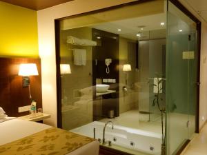 Koupelna v ubytování Ramee Grand Hotel and Spa, Pune