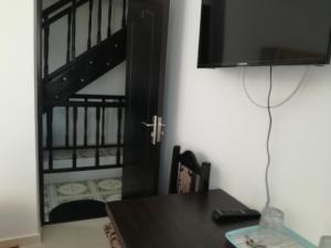 Una habitación con una mesa y un televisor en una pared. en Casa Mărguța, en Iaşi 39 fotos más