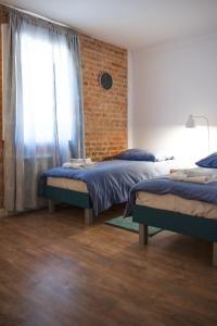 מיטה או מיטות בחדר ב-Leon's Rooms