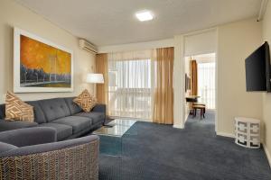 The Parktonian All Suite Hotel的电视和/或娱乐中心
