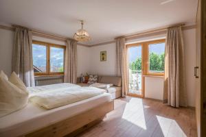 Postel nebo postele na pokoji v ubytování Ferienhaus Stoanerhof