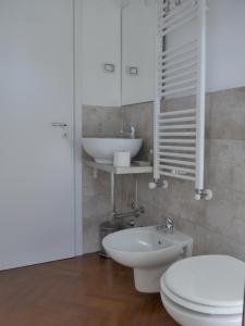 Ένα μπάνιο στο La Tana Rooms