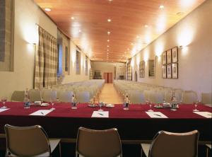 una sala conferenze con un lungo tavolo e sedie di Parador de Santo Estevo a Santo Estevo de Rivas de Sil Altre 82 foto