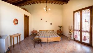 een slaapkamer met een bed en een tafel in een kamer bij Agriturismo Il Canterino in Guardistallo