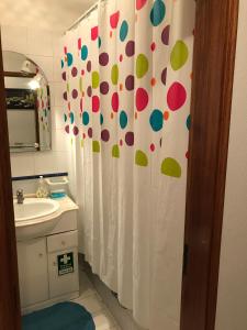 アルマカオ・デ・ペラにあるCaravela Bのバスルーム(水玉付きのシャワーカーテン付)