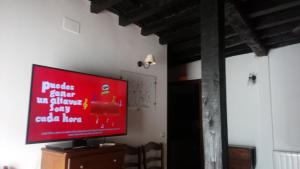 TV de pantalla plana en la parte superior de un armario de madera en Apartamentos Rurales Víctor Chamorro del Arco, en Hervás 23 fotos más