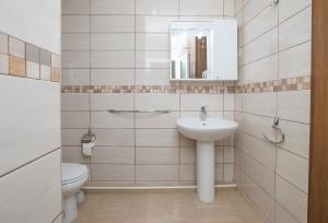 un baño con lavabo e inodoro en Apartments Villa Popovic, en Kotor