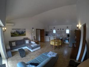 ein Wohnzimmer mit einem Sofa und einem Esszimmer in der Unterkunft La Garonnette - 150m de la plage in Sainte-Maxime