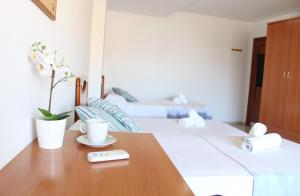 una habitación con 2 camas y una mesa de madera con un asterisco en Balcón del Romeral, en Málaga