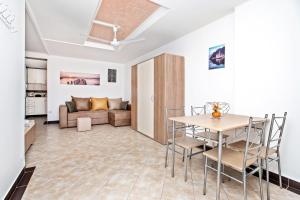 una sala de estar con una mesa y un sofá en Apartments Villa Popovic, en Kotor