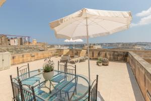 Vaizdas į baseiną apgyvendinimo įstaigoje Valletta Penthouse arba netoliese