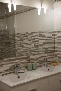 a bathroom with two sinks and a mirror at Gite Renaissance in Amboise