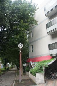 una luz de la calle frente a un edificio en Hotel Sentpia en Higashi-murayama