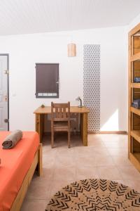 Il comprend un salon avec un bureau et une télévision. dans l'établissement Villa Cosy - Grande capacité avec piscine, au Gosier