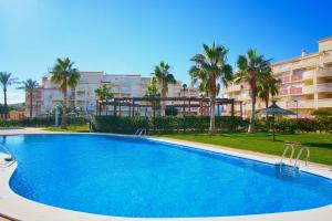une grande piscine en face d'un bâtiment dans l'établissement Residencial Playa Sol I, à Dénia
