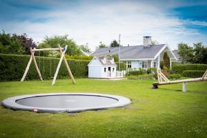 un parque infantil en el patio de una casa en De Gouden Spar, en Noordwijk