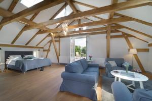 a living room with a bed and a blue couch at Pałac Łomnica - Karkonosze / Riesengebirge in Jelenia Góra