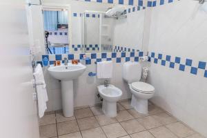 une salle de bain avec toilettes et lavabo dans l'établissement Nicotera Beach Village, à Nicotera Marina 38 autres photos