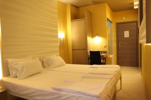 Postel nebo postele na pokoji v ubytování Oneiro Suites