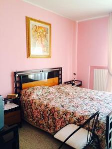 1 dormitorio con 1 cama y una foto en la pared en A great house,food&good wine with a tour in Matera, en Barile