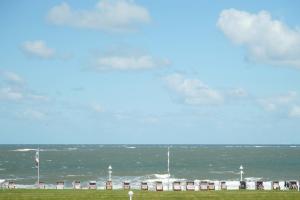 Blick auf einen Strand mit Stühlen und das Meer in der Unterkunft Design Hotel Sophie´s in Norderney