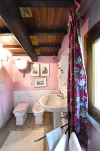 y baño con lavabo, aseo y bañera. en La casa delle rose, en Otricoli