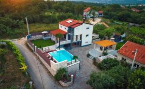 una vista aérea de una casa con piscina en Villa Vida, en Zmijavci