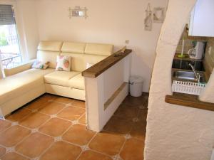 un salon avec un canapé et une cuisine dans l'établissement Apartment Damijan, à Krk