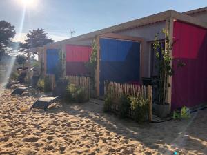 Le Grand VieilにあるLes Gîtes de la Clereの太陽の下の小屋