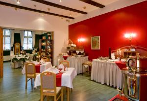 Hotel Am Grudenberg tesisinde bir restoran veya yemek mekanı
