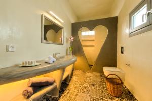 Ένα μπάνιο στο Pasithea Suites