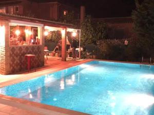 - une piscine dans un jardin la nuit dans l'établissement Evan's Studios, à Alykes