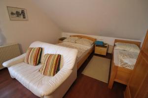 Säng eller sängar i ett rum på Pod Orehi Guest House