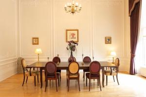 a dining room with a table and chairs at Grand in the Park in Glasgow