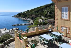 卡尼亞諾的住宿－尤帕特利亞庫酒店，阳台设有桌子,享有海景。