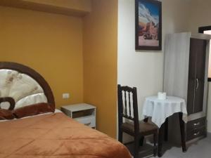 Een bed of bedden in een kamer bij Hostal Bolivia