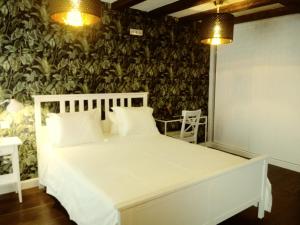 カンデレダにあるLa Fonda de Candeledaの緑の壁のベッドルーム1室(白いベッド1台付)