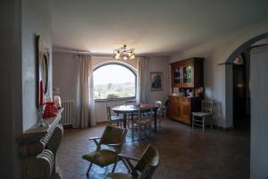 een eetkamer met een tafel en stoelen en een raam bij B&B Pino Cedro in Avigliano