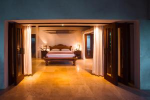 1 dormitorio con 1 cama en el centro de una habitación en Villa Numu, en Mal País