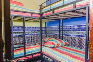 Uma ou mais camas em beliche num quarto em Tangiers Hostel