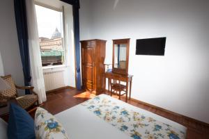 羅馬的住宿－AD2015旅館，一间卧室配有一张床、一台电视和一个窗口