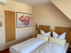 Giường trong phòng chung tại Hotel Möhringer Hof