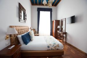 1 dormitorio con cama, escritorio y ventana en AD2015 Guest House, en Roma