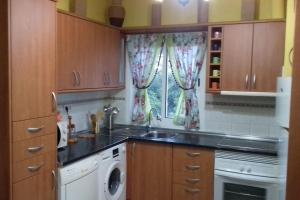 cocina con fregadero y lavadora en Casa San Miguel free WiFi, en Morro del Jable