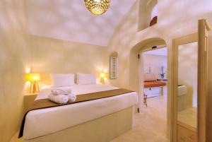 1 dormitorio con 1 cama y escritorio en una habitación en Pasithea Suites, en Megalokori
