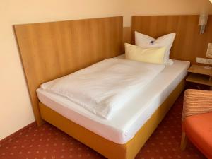 Giường trong phòng chung tại Hotel Möhringer Hof