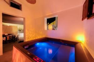 Μια τηλεόραση ή/και κέντρο ψυχαγωγίας στο Pasithea Suites