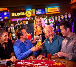 un grupo de personas sentadas en una mesa de póquer en un casino en The Lodge at Poland Spring Resort, en Poland Spring
